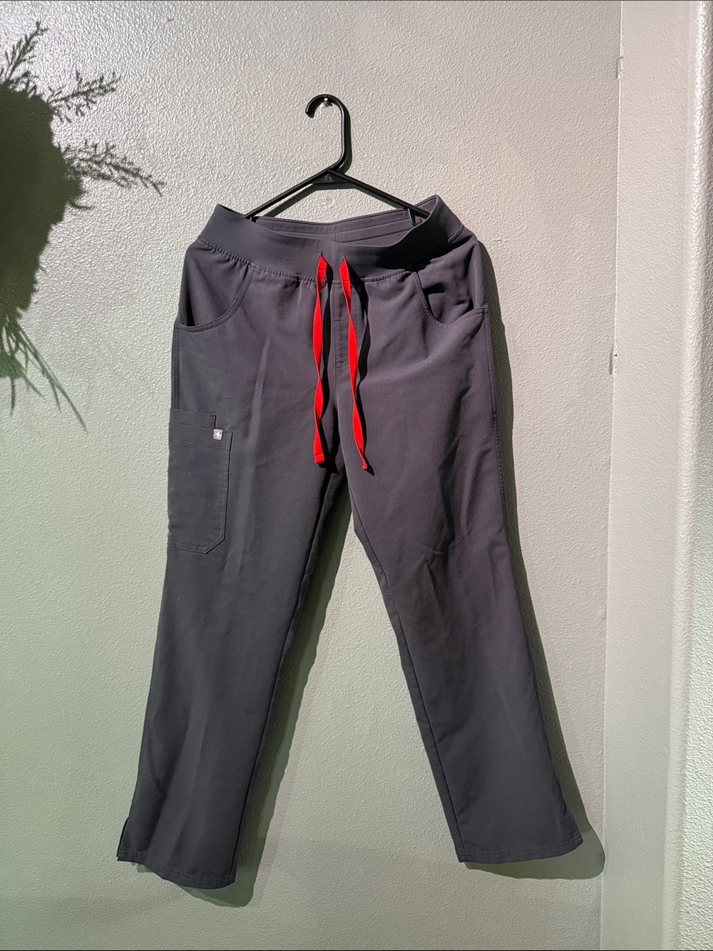 FIGS Women’s scrub pants. Cargo style. PO#6298. Size small. Charcoal